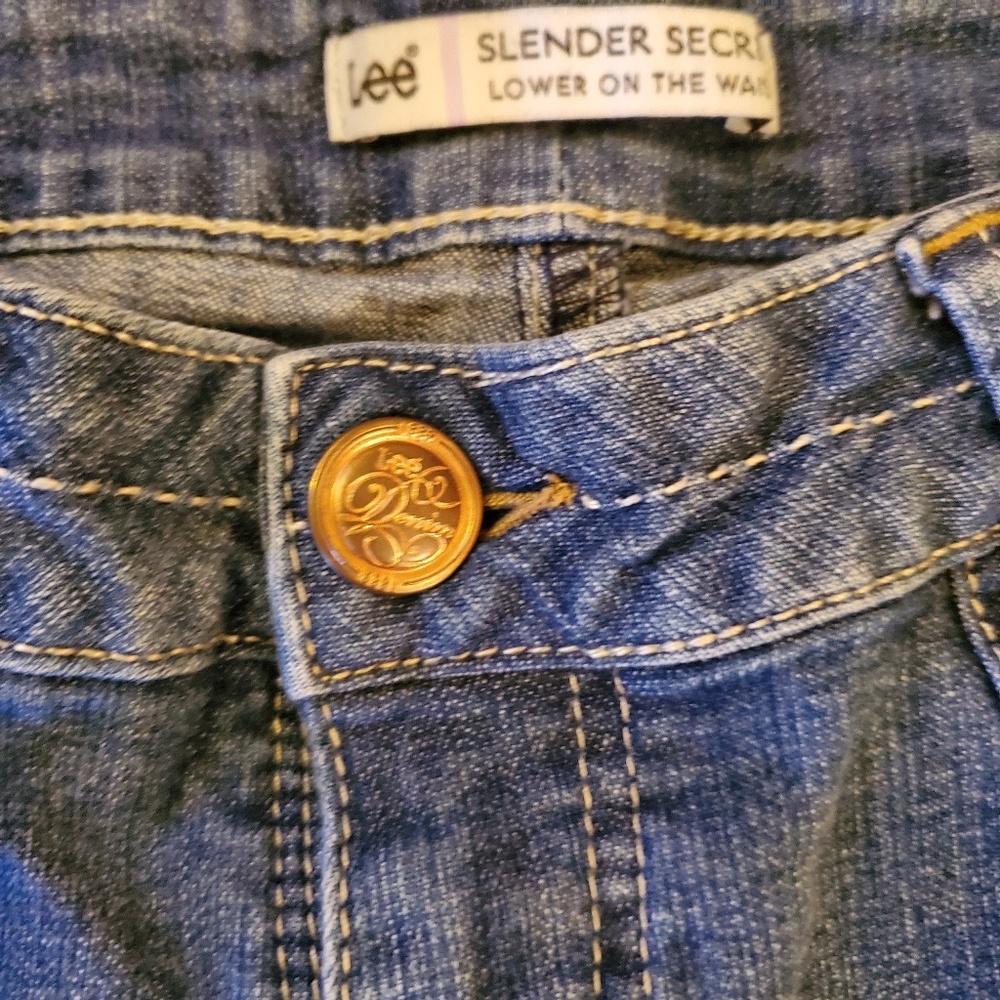 Cropped Lee Capris - Picture 4 of 7